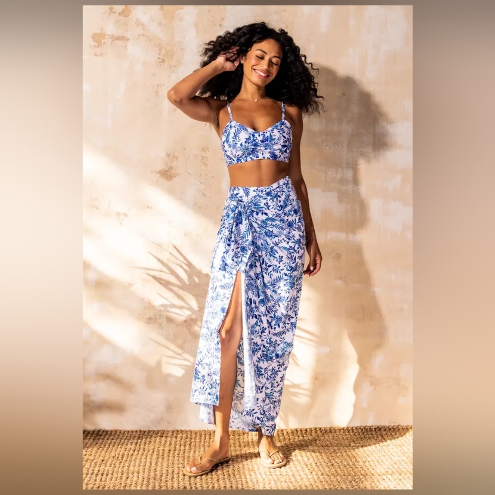 MOTT50 Faye Berry Fields Blue Sarong